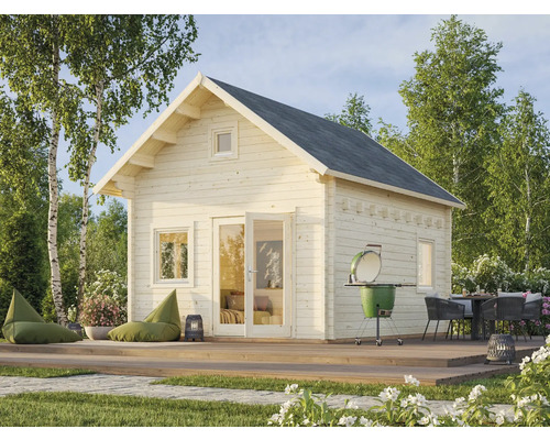 Trädgård med trähus, grill och sittgrupp på en träaltan