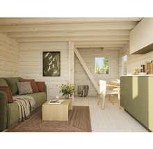 Interiör av ett vardagsrum med träväggar, soffa, bord och pentry