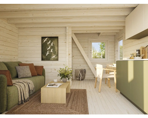 Interiör av ett vardagsrum med träväggar, soffa, bord och pentry