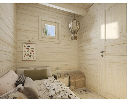 Ljust trärum med säng, fönster, dörr och dekorativa element