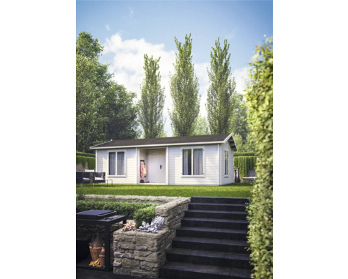 Trädgårdshus med fönster och dörr i en välskött trädgård