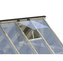 Detaljvy av ett växthus med ett öppet takfönster för ventilation.