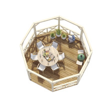 Paviljong med bord, stolar, grill och dekoration på en träterrass