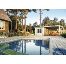 Uteplats med pool, trädgårdshus, grill, hängmatta och sittplatser