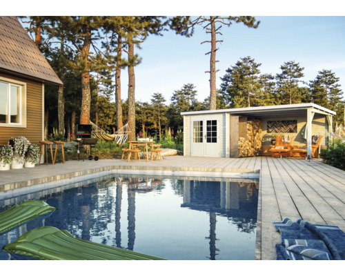 Uteplats med pool, trädgårdshus, grill, hängmatta och sittplatser