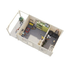 Översikt över ett trädgårdshus i trä med trädgårdsredskap, leksaker och cyklar