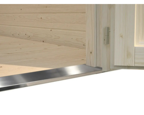 Detaljvy av en tröskel i metall i ett trähus