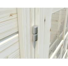 Detaljvy av en dörrgångjärn på en trädörr