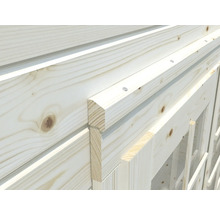 Detaljvy av en trävägg med dörrkarm