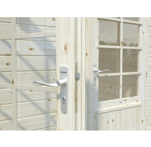 Detalj av trädörr med fönster och silverfärgat dörrhandtag