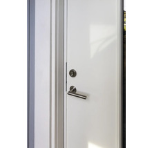 Vit dörr med lås och dörrhandtag