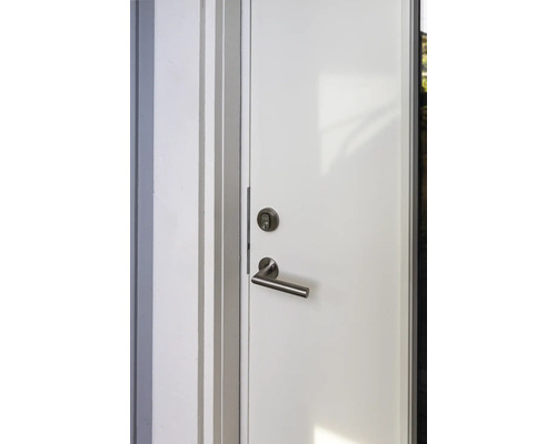 Vit dörr med lås och dörrhandtag