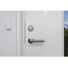 Dörr med dörrhandtag och säkerhetslås