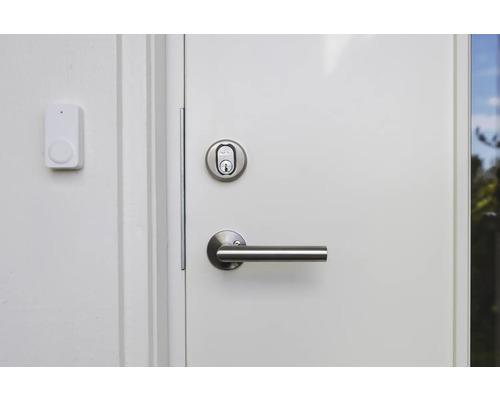 Dörr med dörrhandtag och säkerhetslås