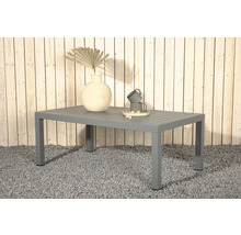 Rektangulärt trädgårdsbord av aluminium med ribbad bordsskiva, med vas och koppar på