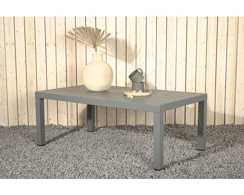 Rektangulärt trädgårdsbord av aluminium med ribbad bordsskiva, med vas och koppar på