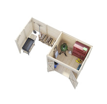 Översikt över ett trädgårdsförråd i trä med grill, trädgårdsredskap, ved och förvaringsmöbler.