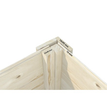 Detaljvy av ett hörn av en trädgårdsstuga i trä med måttangivelser