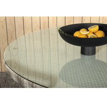 Trädgårdsbord med glasskiva och dekorativ skål med citroner