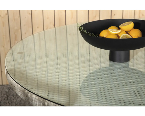 Trädgårdsbord med glasskiva och dekorativ skål med citroner