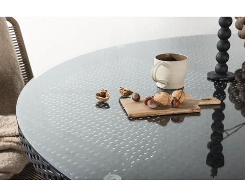 Bord med glasskiva, kopp, ljusstake och nötter på en bräda