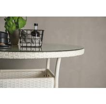 Detaljvy av ett bistrobord med glasskiva och rottingutseende