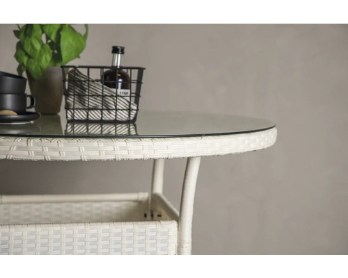 Detaljvy av ett bistrobord med glasskiva och rottingutseende