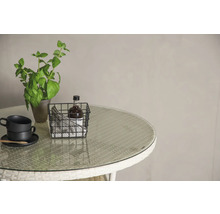 Bordscen med växt, koppar och korg på en rund bordsskiva