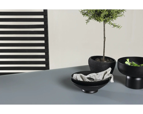 Dekorativ scen med skålar, växt och persienn i trä