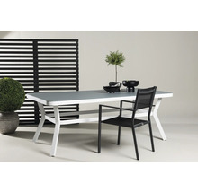 Trädgårdsscen med matbord, stol och utomhusdekoration