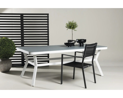 Trädgårdsscen med matbord, stol och utomhusdekoration