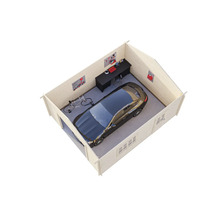 Takvy av ett garage med bil, cykel och arbetsbänk