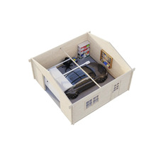 Beskuren vy av ett trägarage med bil, hylla och verktygsvägg