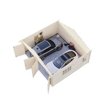 Översikt av ett trägarage med två bilar, trädgårdsredskap och verktygsvägg