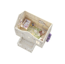 Interiör av en lekstuga i trä med pysselbord, leksaker och blomlåda