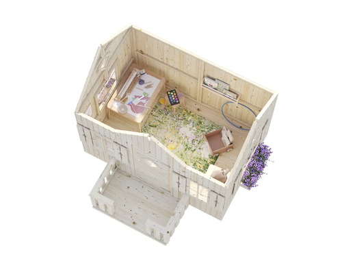 Interiör av en lekstuga i trä med pysselbord, leksaker och blomlåda