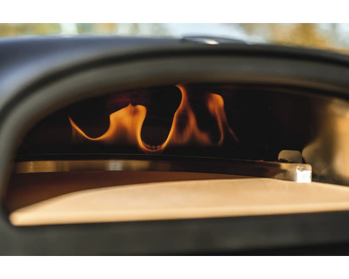 Närbild av en pizzaugn med lågor