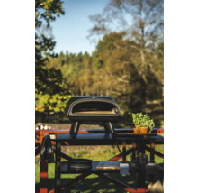 Muuriakka gasoljepanna på ett trädgårdsbord utomhus