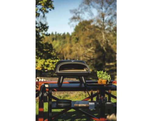 Muuriakka gasoljepanna på ett trädgårdsbord utomhus