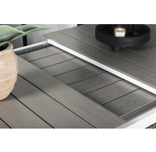 Detaljvy av ett trädgårdsbord med utdragsfunktion och bordsskivor i träutseende