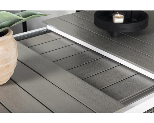 Detaljvy av ett trädgårdsbord med utdragsfunktion och bordsskivor i träutseende