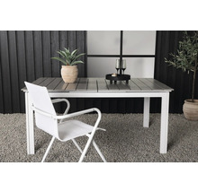 Trädgårdsscen med matbord, stol och dekoration utomhus