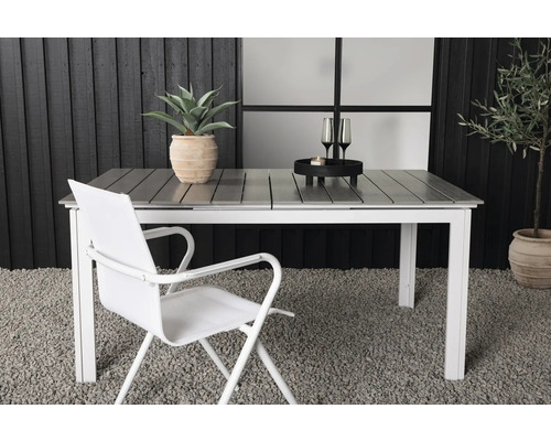 Trädgårdsscen med matbord, stol och dekoration utomhus