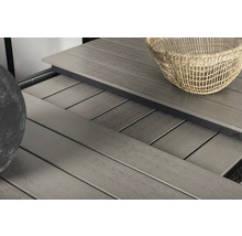 Detaljvy av en grå uteplatsyta med korg