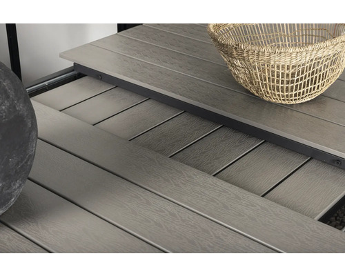 Detaljvy av en grå uteplatsyta med korg