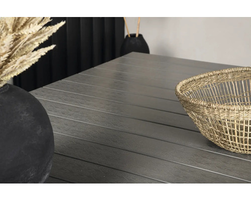 Detaljvy av en träterrassbräda med dekorativ skål och vas