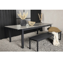 Trädgårdsscen med utdragbart bord, två bänkar, kuddar och dekorativa element