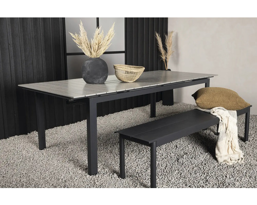 Trädgårdsscen med utdragbart bord, två bänkar, kuddar och dekorativa element