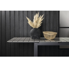 Dekorativ scen med torkade blommor i en vas och en korg på ett trädgårdsbord