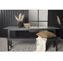 Trädgårdsscen med utdragbart bord, bänk, kudde och dekorationer